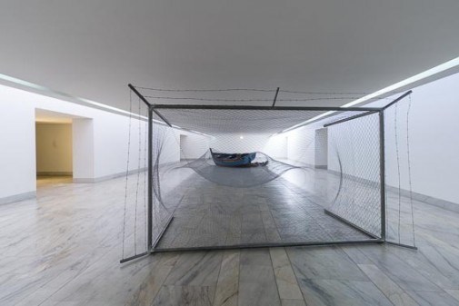 Patera, 2015, Tubo e malha metálica, arame farpado, barco e roupas, 198 x 350 x 1400 cm