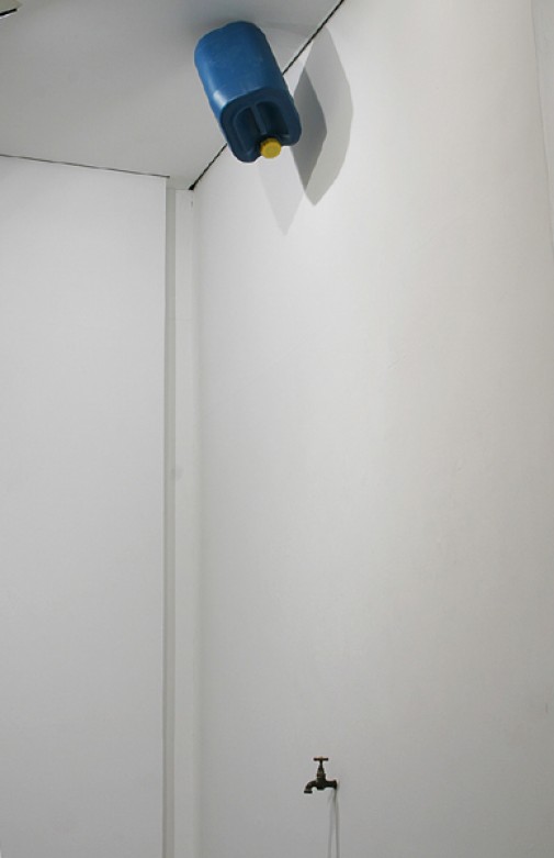 Éter, 2011, Torneira e bidão de plástico, dimensões variáveis