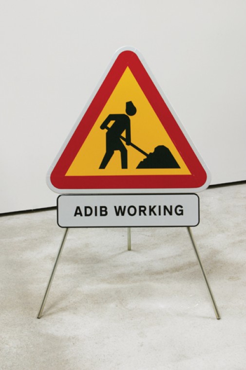 "Adib Working", 2011, Sinal de trânsito com tripé, 117 x 83 x 73 cm