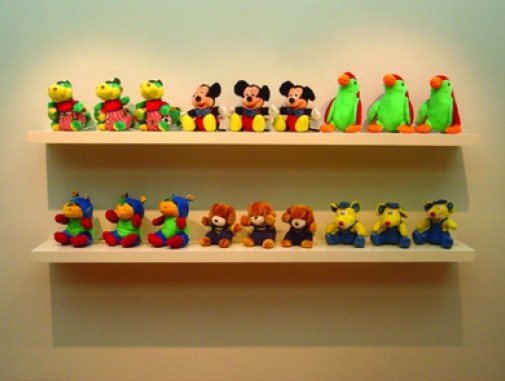 Fabricado na Infância, 2005, Bonecos de peluche e prateleiras de madeira, 80 x 190 x 26 cm