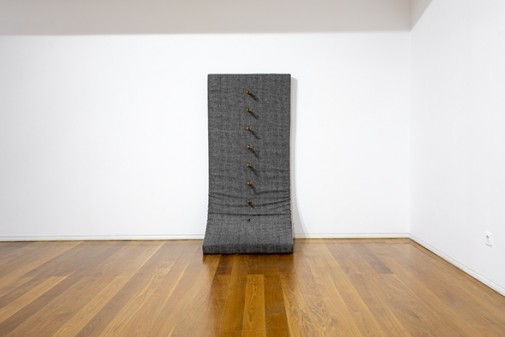 "Dorso", Colchão e ferro, 165 x 80 x 65 cm, 2019 (vista da obra na exposição Impasse na SNBA - Soc. Nac. de Belas Artes, em Lisboa, Agosto de 2019)