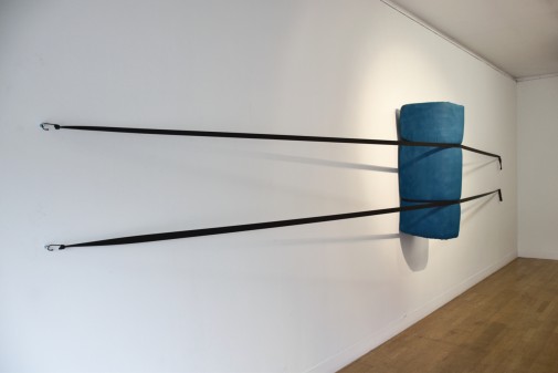 "Exílio # 3", 2018, Colchão e cintas de amarração, 120 x 700 x 55 cm (vista da obra na exposição "Finisterra", no Museu Nogueira da Silva, em Braga, de Novembro 2018 a Janeiro de 2019)