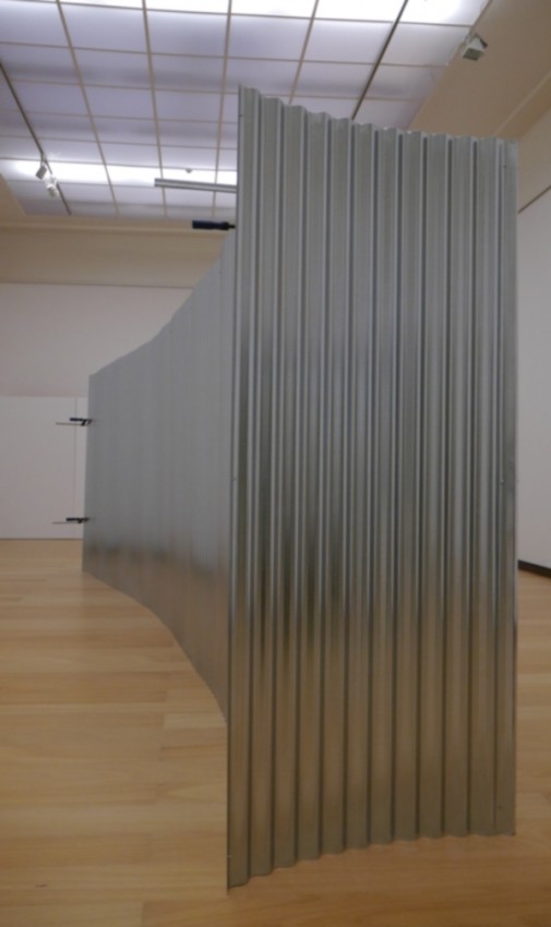Impass, 2017/2019, Galvanised sheet metal, wood, straw mattresses and clamps,  Variable dimentions (view of the work at "Impasse" exhibition, José Malhoa Museum, Caldas da Rainha, Portugal)