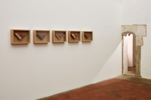 Anónimos, 2018, Caixas de madeira e mantas de feltro, 30 x 270 x 8 cm (vista da obra na exposição "Estais", no Museu Municipal de Faro, de 20 Outubro a 18 Novembro 2018)