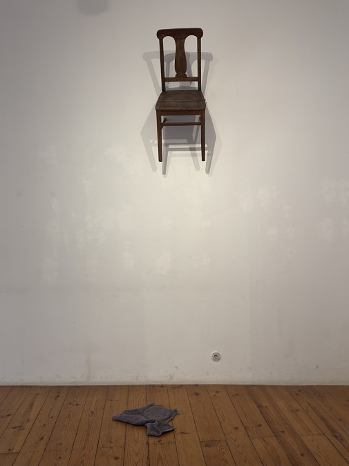 "Noturno", 2022, Cadeira, abraçadeiras de metal, tecido e bastidor, Dimensões variáveis