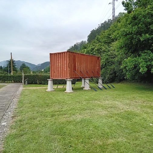 "Galera-Hórreo", 2023/2024, Contentor marítimo, ferro e pedra, 300 x 300 x 600 cm (vista da obra no Centro de Interpretação do Hórreo, Bueño, Astúrias